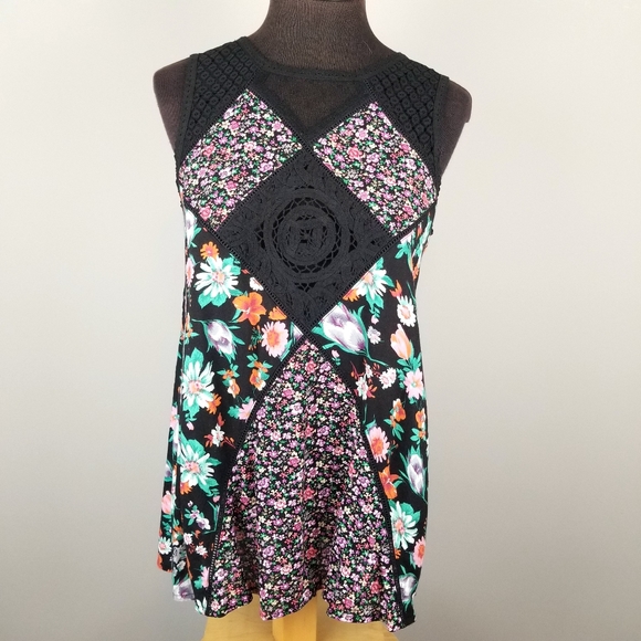 Umgee Tops - NWT Umgee flowy floral lace cutout sleeveless top
